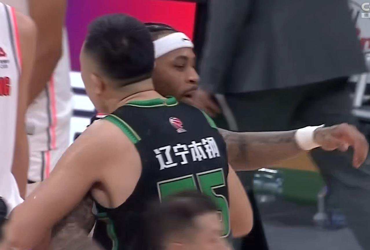 包含紧张刺激！赛场上演壮观对决，火花四溅的词条
