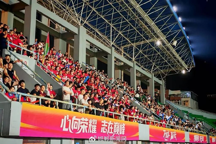 观众尖叫声不断，球队表现出色