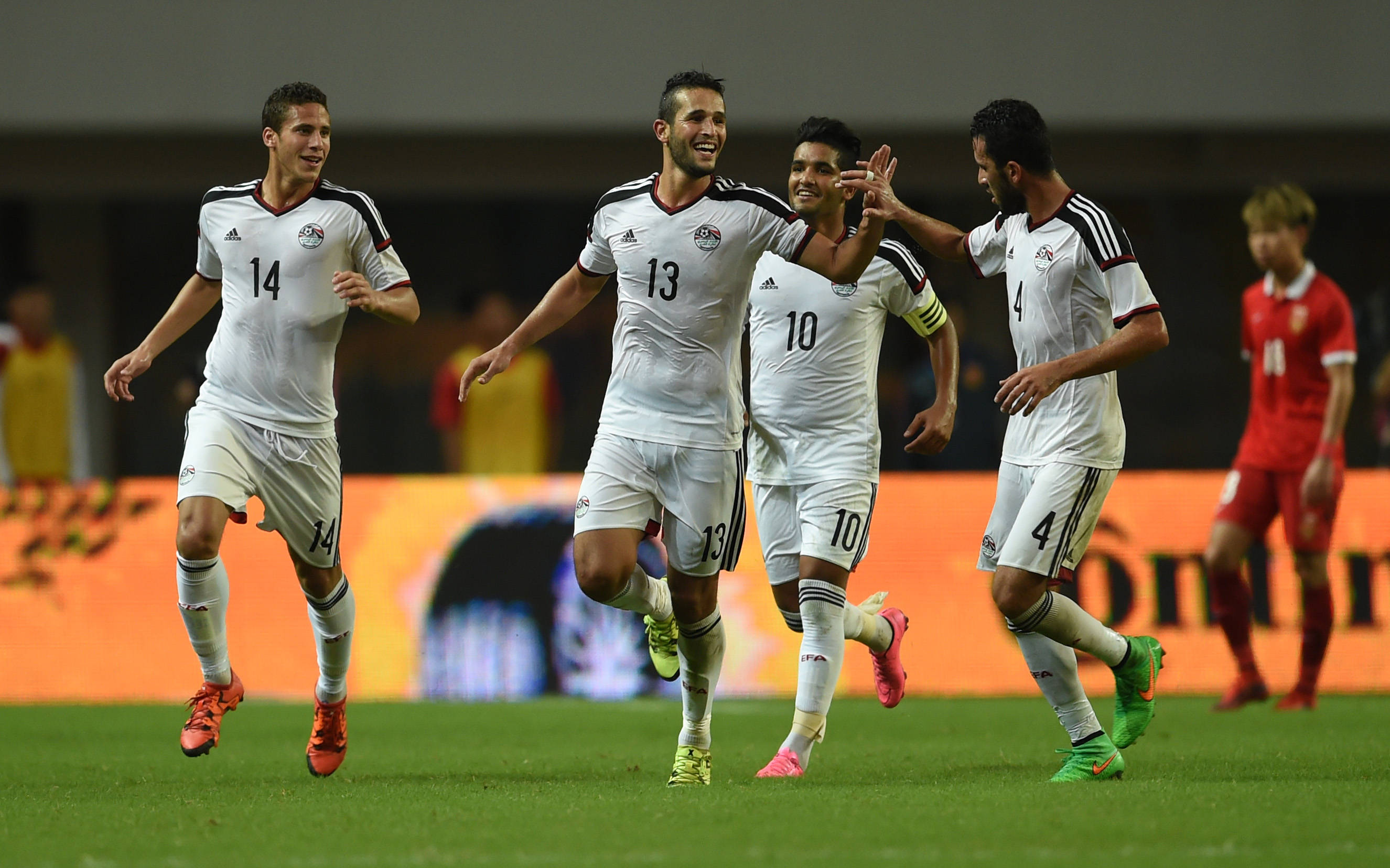 摩洛哥队遭淘汰失望离开赛场 摩洛哥队遭淘汰失望离开赛场