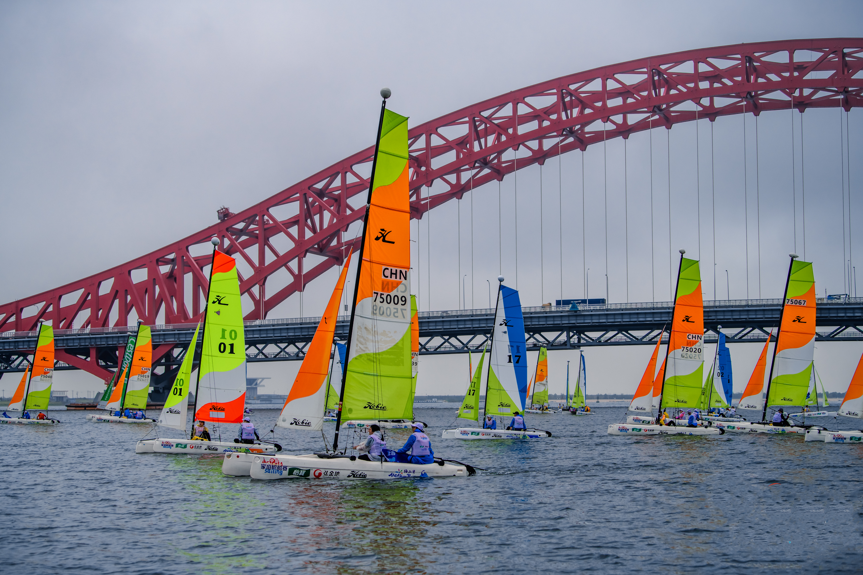 帆船比赛中队伍配合默契领先优势 帆船比赛中队伍配合默契领先优势