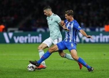 爱游戏体育直播-柏林赫塔队在客场拿下对手，赢得三分