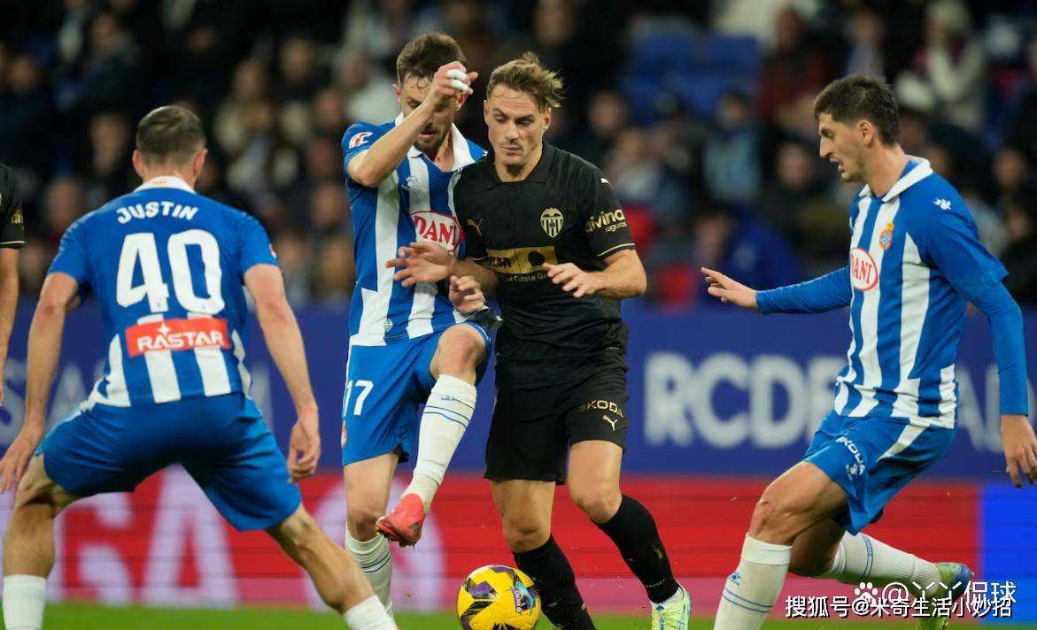 瓦伦西亚后卫护住球门，球队保持不败