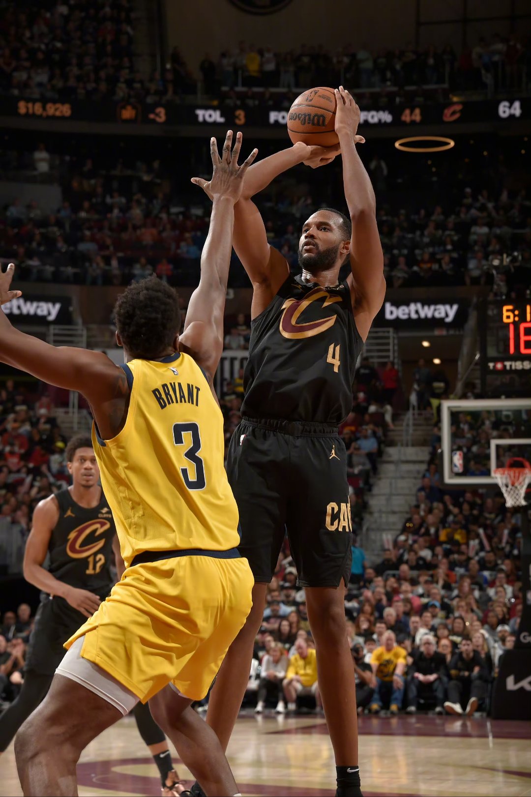 关于米切尔连得10分，爵士逆转击败太阳终结三连败的信息