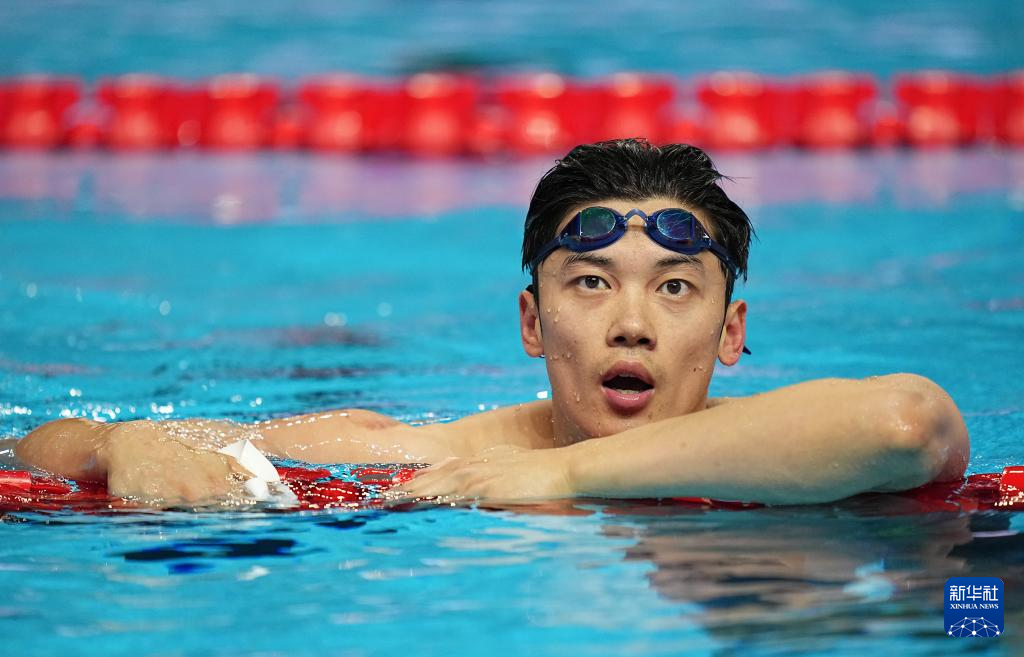 游泳健将在个人混合泳项目中斩获金牌