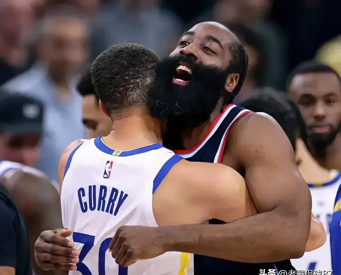 球场上的搏斗，篮球运动员们势均力敌