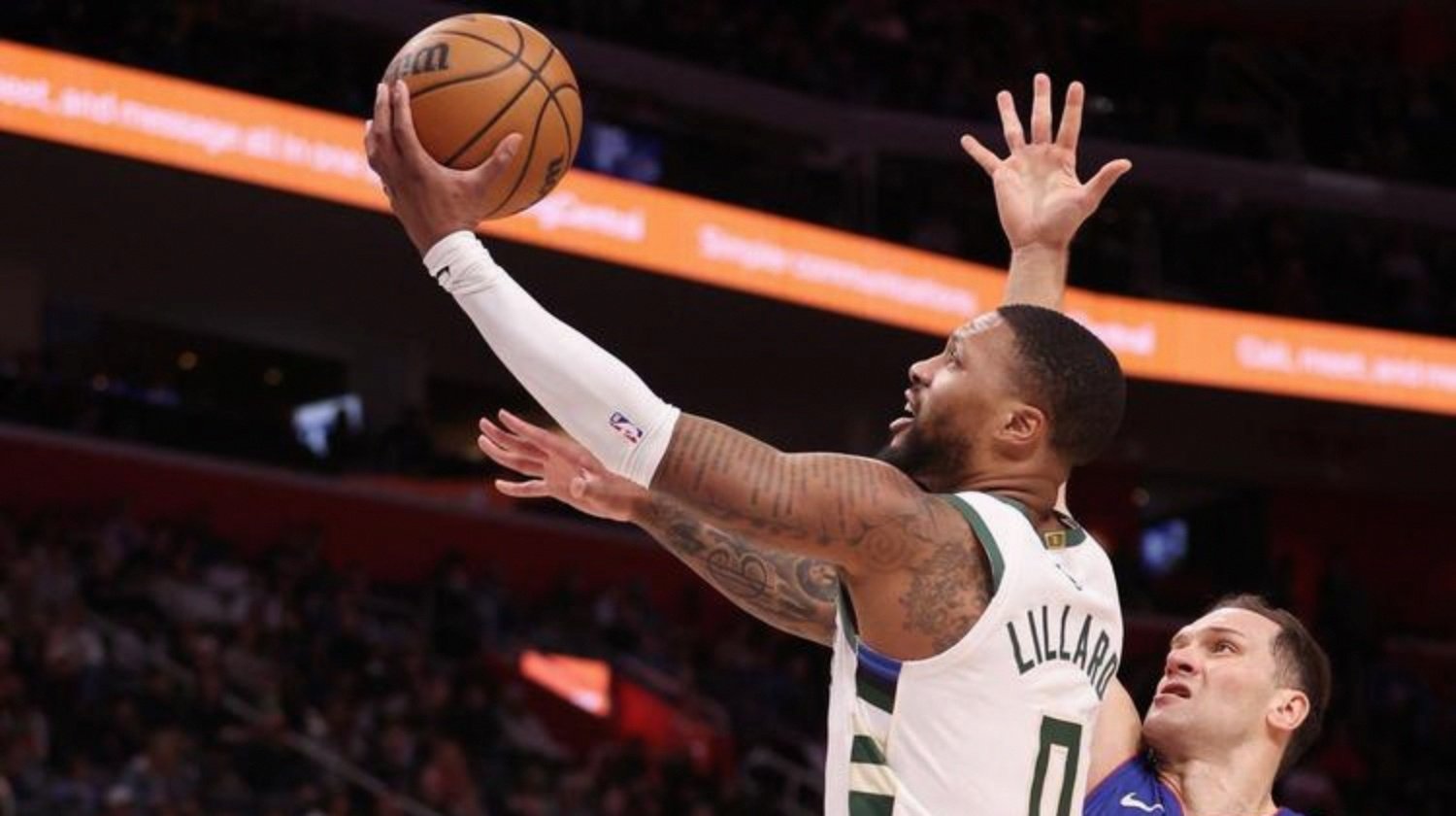 球场上的搏斗，篮球运动员们势均力敌