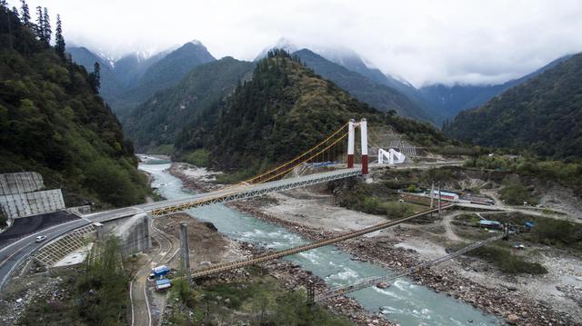 包含西藏雄鹰队豪取三连胜，独占鳌头地位的词条