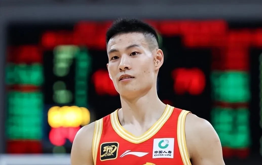 包含临危受命，新秀关键时刻破门得分的词条