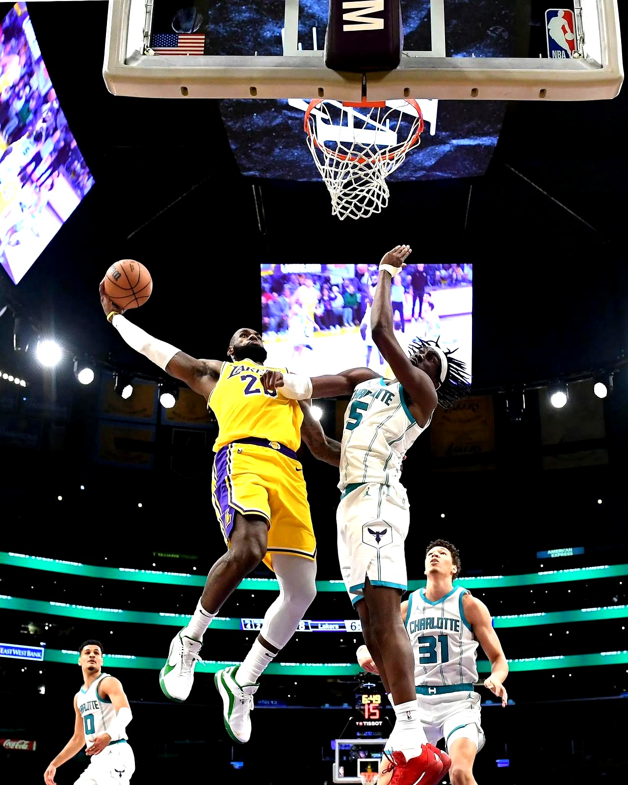 老鹰队员投篮稳定，轻松取胜的简单介绍